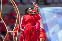 ¿Quién es Alessia Cara, cantante que salió rodeada de animales en show del Mundial en Canadá?