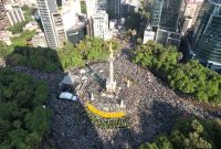 El Ángel de la Independencia dejó estampas inolvidables de los festejos de la victoria mexicana el jueves, tras la victoria en el juego inaugural del Tri 2-0 sobre Sudáfrica.