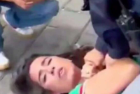 La CDH Puebla abrió una queja de urgencia tras viralizarse el video de una policía de San Andrés Cholula sometiendo violentamente a una madre en el piso.