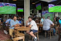 CIUDAD DE MÉXICO, 22JUNIO2026.- Aficionados de diversas nacionalidades observan el primer tiempo del partido entre las selecciones de Francia e Irak, correspondiente a la Copa Mundial de la FIFA 2026, en restaurantes de la colonia Roma. Al llegar el medio tiempo, el encuentro fue suspendido debido a las condiciones climatológicas, con marcador de 1-0 a favor de Francia.FOTO: CAMILA AYALA BENABIB / CUARTOSCURO.COM