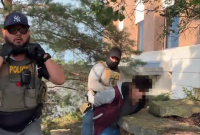 Agentes de ICE sometieron violentamente a un hombre en Illinois; testigos reportan que sufrió fractura de cráneo y fue hospitalizado.