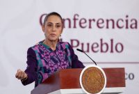 La presidenta Claudia Sheinbaum hablando durante la Conferencia del Pueblo en Palacio Nacional, donde avaló la candidatura de Julián LeBarón en Chihuahua.