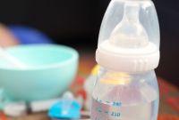 ¿Los bebés menores de 6 meses pueden tomar agua si hace calor? Esto dicen los especialistas