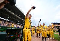 Kerry Wood volvió a Wrigley Field y dejó boquiabiertos a miles de aficionados con un lanzamiento de fantasía durante la presentación de los Savannah Bananas.