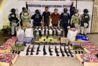 Fuerzas federales detuvieron en Mazatlán a dos presuntos miembros del Cártel del Pacífico a bordo de un tractocamión cargado con armas y cartuchos.