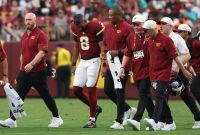 Marcus Mariota abandonó el partido de pretemporada ante Miami después de sufrir una lesión en la rodilla derecha.