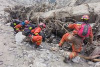Rescatistas trabajan en zona de alud entre Nepal y China.