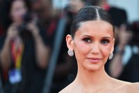 Nina Dobrev vivió un inesperado momento durante su paso por la alfombra roja de Venecia.