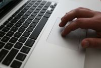 Aunque casi la mitad de los estudiantes de bachillerato y secundaria ya integra la tecnología en su rutina de estudio, sólo 24.2% logra mantenerse concentrado en clase y apenas 27.2% de los estudiantes tiene prohibido el uso de celulares.