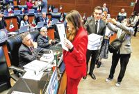 Paloma Sánchez, senadora priista le muestra expedientes al legislador Enrique Insunza.