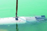 La nave tiene unos 5.8 metros de eslora y pesa cerca de tres toneladas. Puede operar bajo el agua hasta diez días.