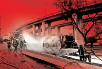 Bomberos apagan las llamas que cubrieron a la pipa que estalló en llamas el 10 de septiembre de 2025.