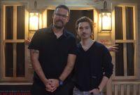 Zach Cregger y Austin Abrams durante la presentación de Resident Evil: Noche Cero