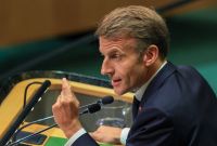Macron golpeó el atril durante su discurso al criticar la falta de acceso humanitario en Gaza.
