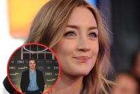 Saoirse Ronan aparece en primer plano con cabello rubio y un recuadro circular muestra a Jack Lowden con saco negro y camisa azul.