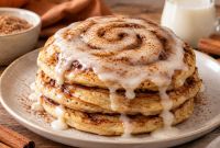 Cambia los tradicionales hot cakes por esta versión sabor rol de canela