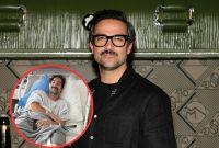 Alfonso Herrera con lentes y ropa negra, junto a un recuadro circular donde aparece hospitalizado tras cirugía de rodilla.