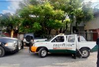 Parámédicos de la Cruz Roja y Protección Civil brindaron primeros auxilios a la mujer y la trasladaron de urgencia al Hospital Universitario.