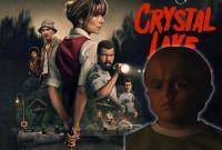 Póster de Crystal Lake con Pamela Voorhees sosteniendo un cuchillo, policías, un campamento y el joven Jason en primer plano.