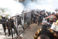 Policías antidisturbios repliegan a manifestantes con vallas metálicas y gas durante la protesta por agua en Jalisco.