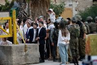 Los colonos irrumpieron para impedir que agricultores palestinos recogieran aceitunas, según testigos.