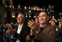Enrique Galindo Ceballos, presidente Municipal del capital, acompañado de Daniel García De la Llera, secretario de Cultura municipal, durante el festejo de la fundación de San Luis Potosí en su 429 aniversario