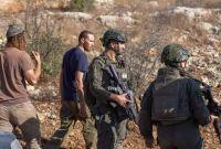 Heidi Levine, de The Washington Post, fue agredida por decenas de colonos israelíes mientras fotografiaba la cosecha de aceituna.