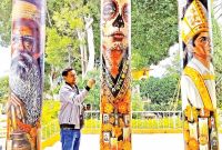 Noel Gómez Lorenzo pinta un cilindro conmemorativo al Día de Muertos.