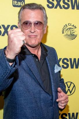 Bruce Campbell preocupa a sus fans