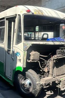 El microbús de la ruta 56 quedó severamente dañado tras impactarse contra la trabe de la Línea 12 del Metro en Iztapalapa.