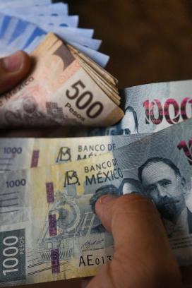 Aspectos de billetes y monedas de diferentes  denominaciones, peso mexicano.