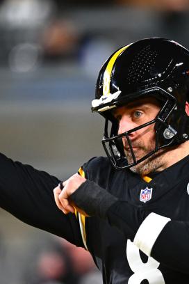 Aaron Rodgers recibió respaldo unánime del vestidor de los Steelers, pero la salida de Mike Tomlin mantiene en duda su futuro en Pittsburgh rumbo a 2026.