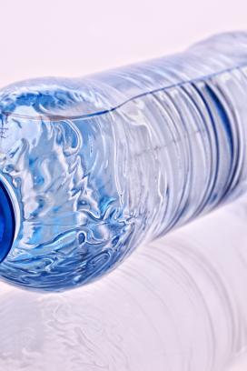 Los alumnos de la escuela son los encargados de la limpieza en las aulas, por lo que esto sería un factor para que tengan acceso a productos de limpieza y sustancias químicas.