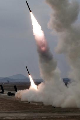 Kim Jong Un presume sistema de lanzacohetes capaz de alcanzar objetivos a más de 400 km