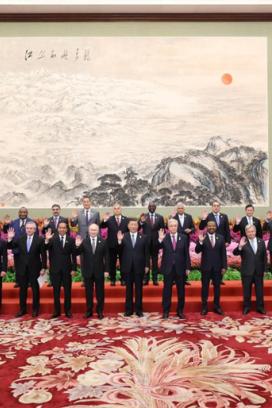 El presidente chino, Xi Jinping, posa para una foto de grupo junto a los invitados de honor del tercer Foro de Cooperación Internacional de la Iniciativa de la Franja y la Ruta en el Gran Salón del Pueblo de Beijing, el 18 de octubre de 2023.