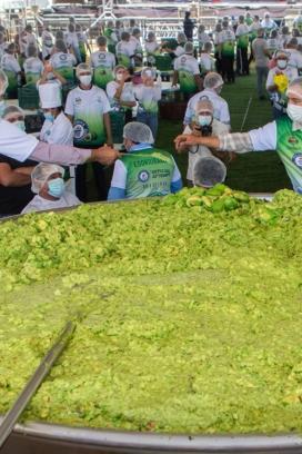 México rompe récord mundial con gigantesco guacamole en Feria del Aguacate