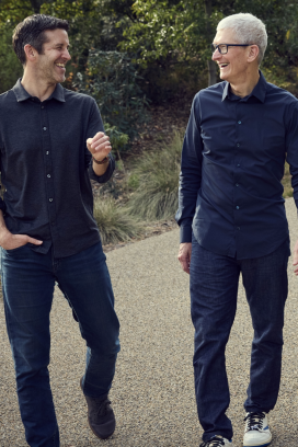 John Ternus (izquierda) sustituirá a Tim Cook (derecha) al mando de Apple, justo en las fechas en que normalmente se lanzan los nuevos iPhone.