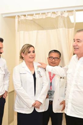 Alfonso Durazo dialoga con personal médico en un hospital de Sonora durante evento sobre becas de capacitación médica para el sector público.