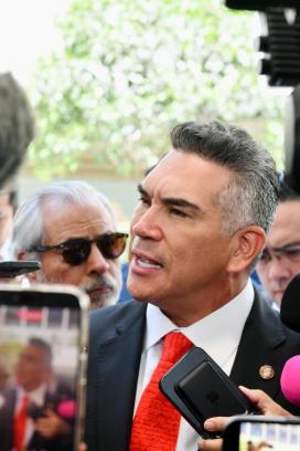 Alejandro Moreno nombró a 6,432 defensores de México que trabajarán en las 1,802 alcaldías.