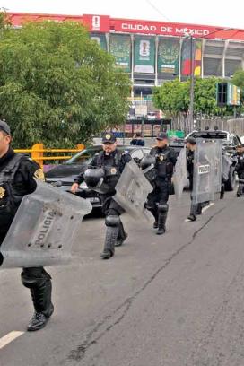 Policías resguardando las inmediaciones del Estadio Ciudad de México.