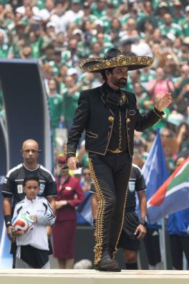 Alejandro Fernández se mostró emocionado tras cantar el Himno Nacional.