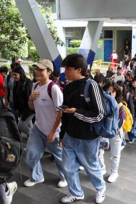 Alumnos y persona de la Preparatoria 8 de la UNAM