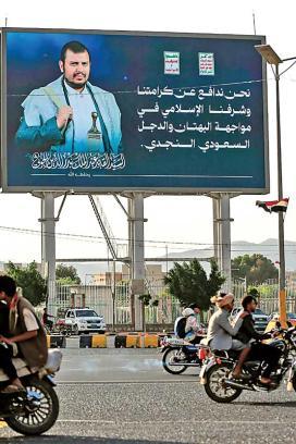 Valla publicitaria con la imagen del líder hutí Abdul Malik al-Houthi en Saná, la capital yemení.