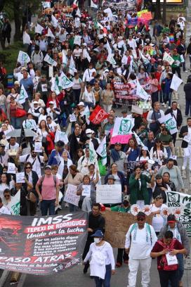 Trabajadores y trabajadoras  jubilados del Instituto Mexicano del Seguro Social (IMSS) marcharon para exigir justicia de Centro Médico Siglo XXI hacia el Zócalo capitalino. FOTO: GRACIELA LÓPEZ/CUARTOSCURO.COM