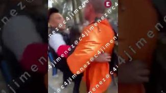 Violento papá “corre” al maestro tras pelea en secundaria