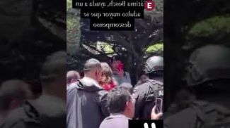 Fátima Bosch auxilia a adulto mayor en Ecuador