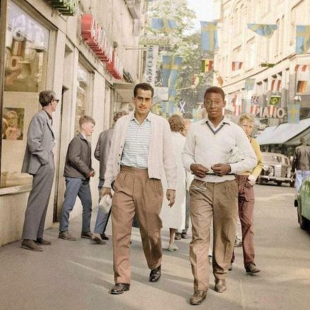 Pelé en una calle de Suecia, 1958