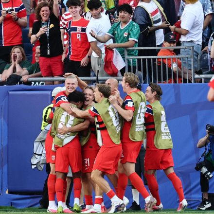 Los noruegos rodean a su goleador.