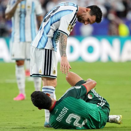 Messi se disculopa con el argelino Aissa Mandi.