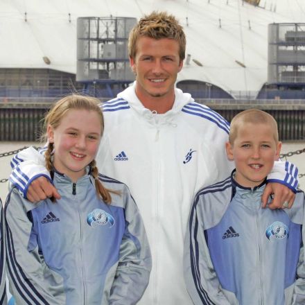 David Beckham posa junto a Harry Kane, cuando tenía 11 años, y era uno de los jugadores más prometedores de su academia en Londres.